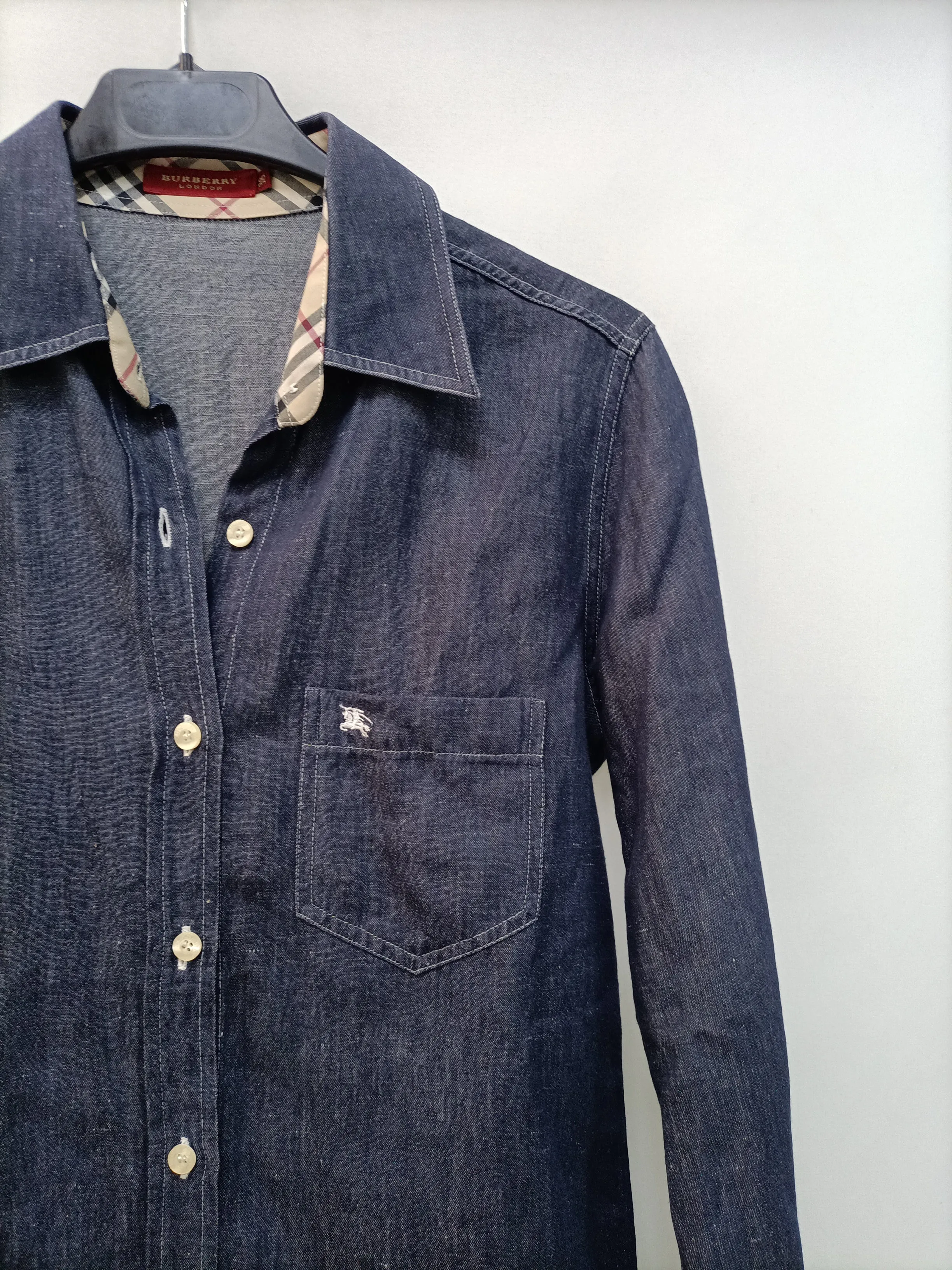 BURBERRY. Camisa fluida denim T.38